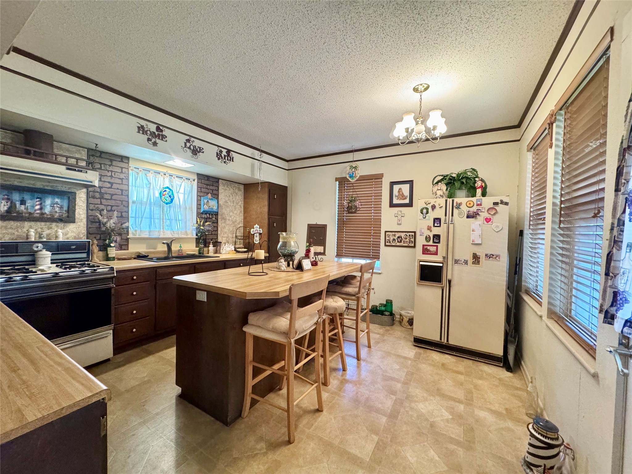 706 West Street, Yoakum, TX, 77995 | 38377912 | Realty Texas LLC