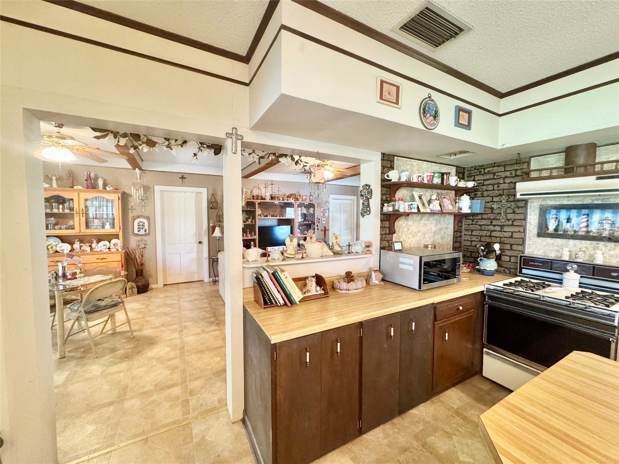 706 West Street, Yoakum, TX, 77995 | 38377912 | Realty Texas LLC