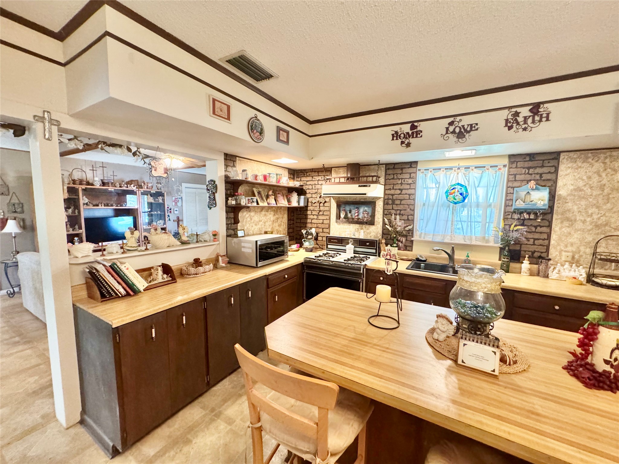706 West Street, Yoakum, TX, 77995 | 38377912 | Realty Texas LLC