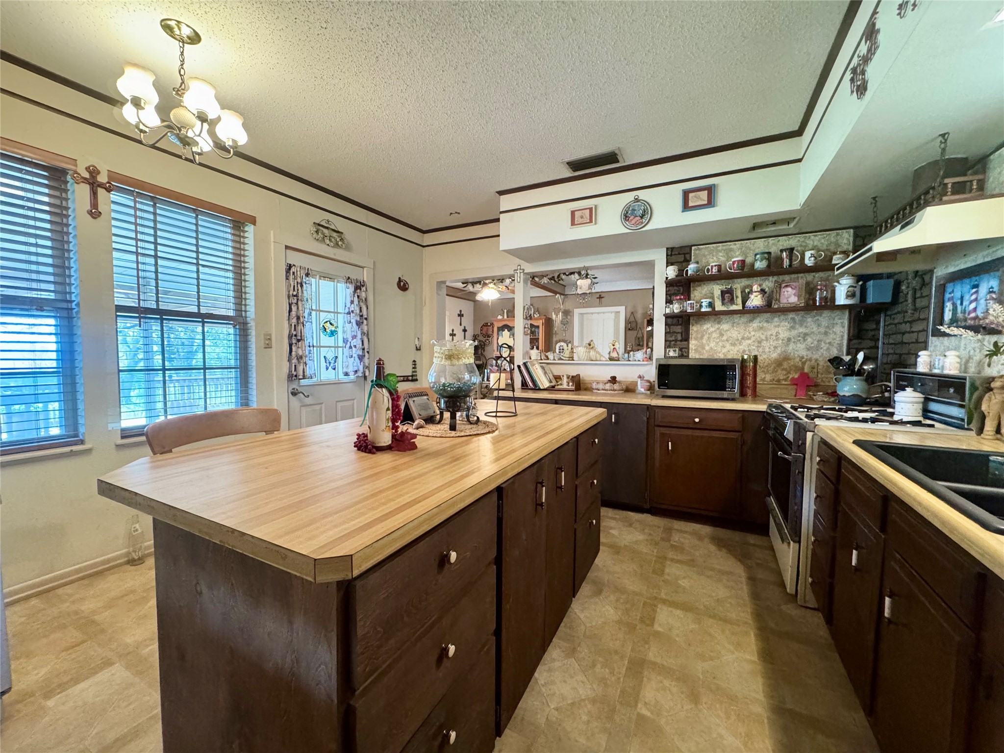 706 West Street, Yoakum, TX, 77995 | 38377912 | Realty Texas LLC