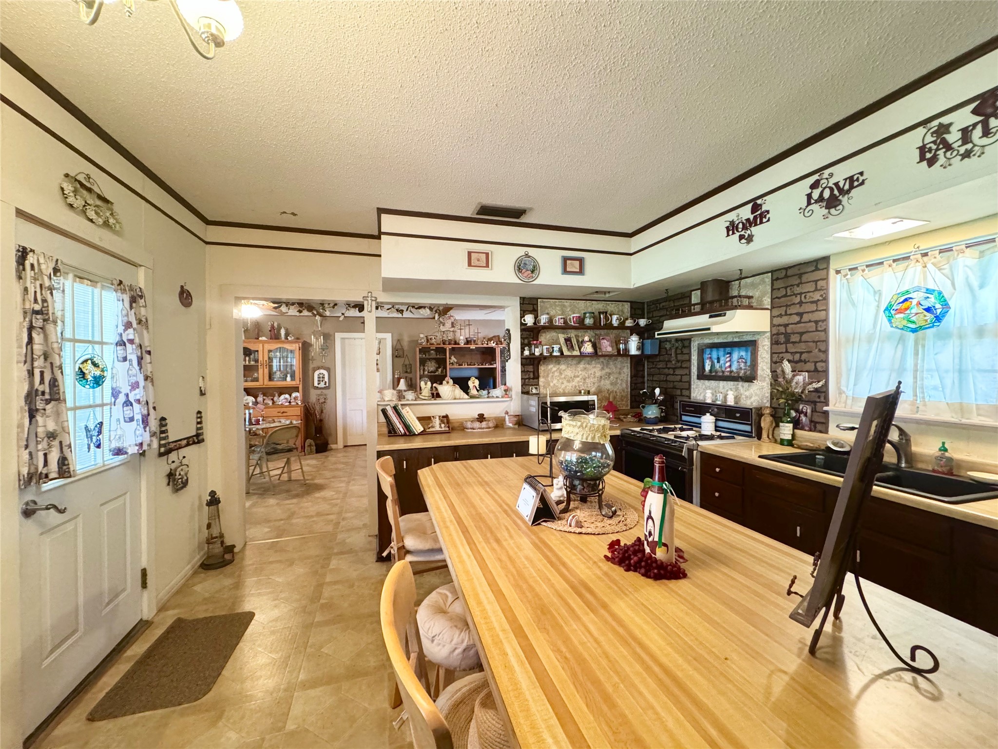 706 West Street, Yoakum, TX, 77995 | 38377912 | Realty Texas LLC