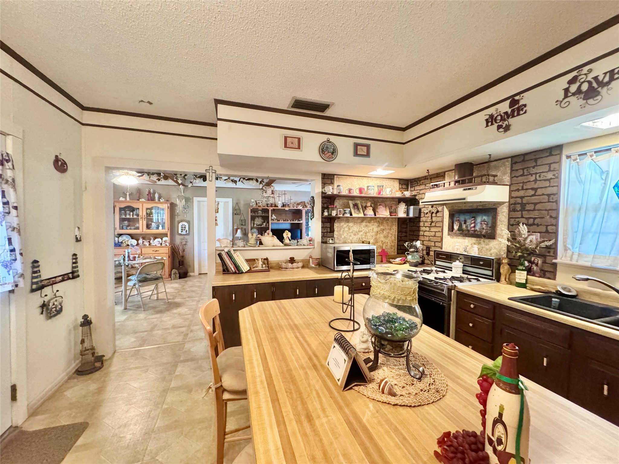 706 West Street, Yoakum, TX, 77995 | 38377912 | Realty Texas LLC