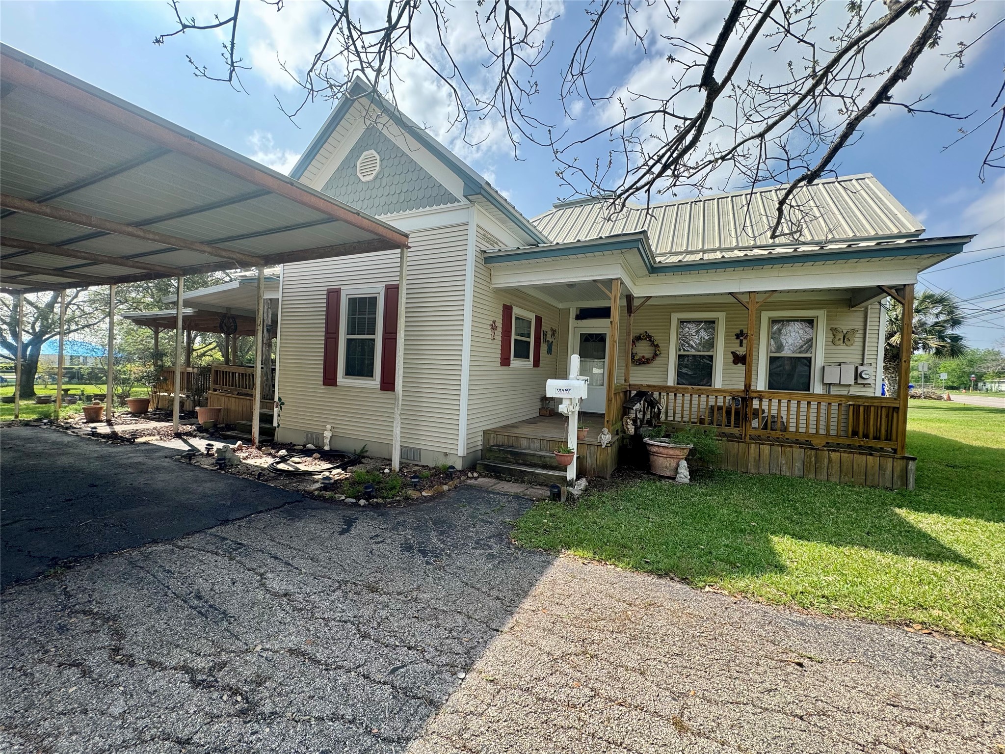 706 West Street, Yoakum, TX, 77995 | 38377912 | Realty Texas LLC
