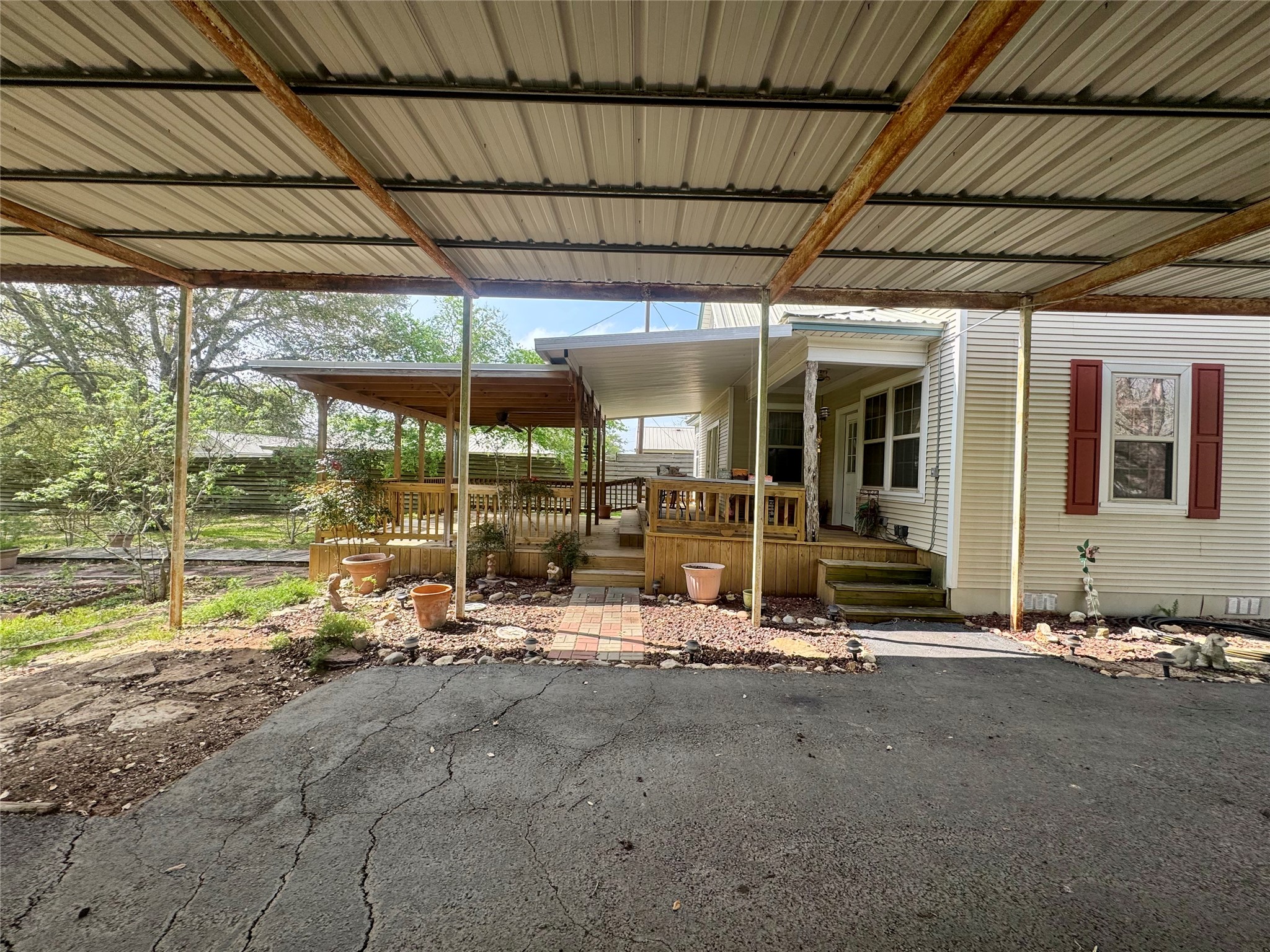 706 West Street, Yoakum, TX, 77995 | 38377912 | Realty Texas LLC