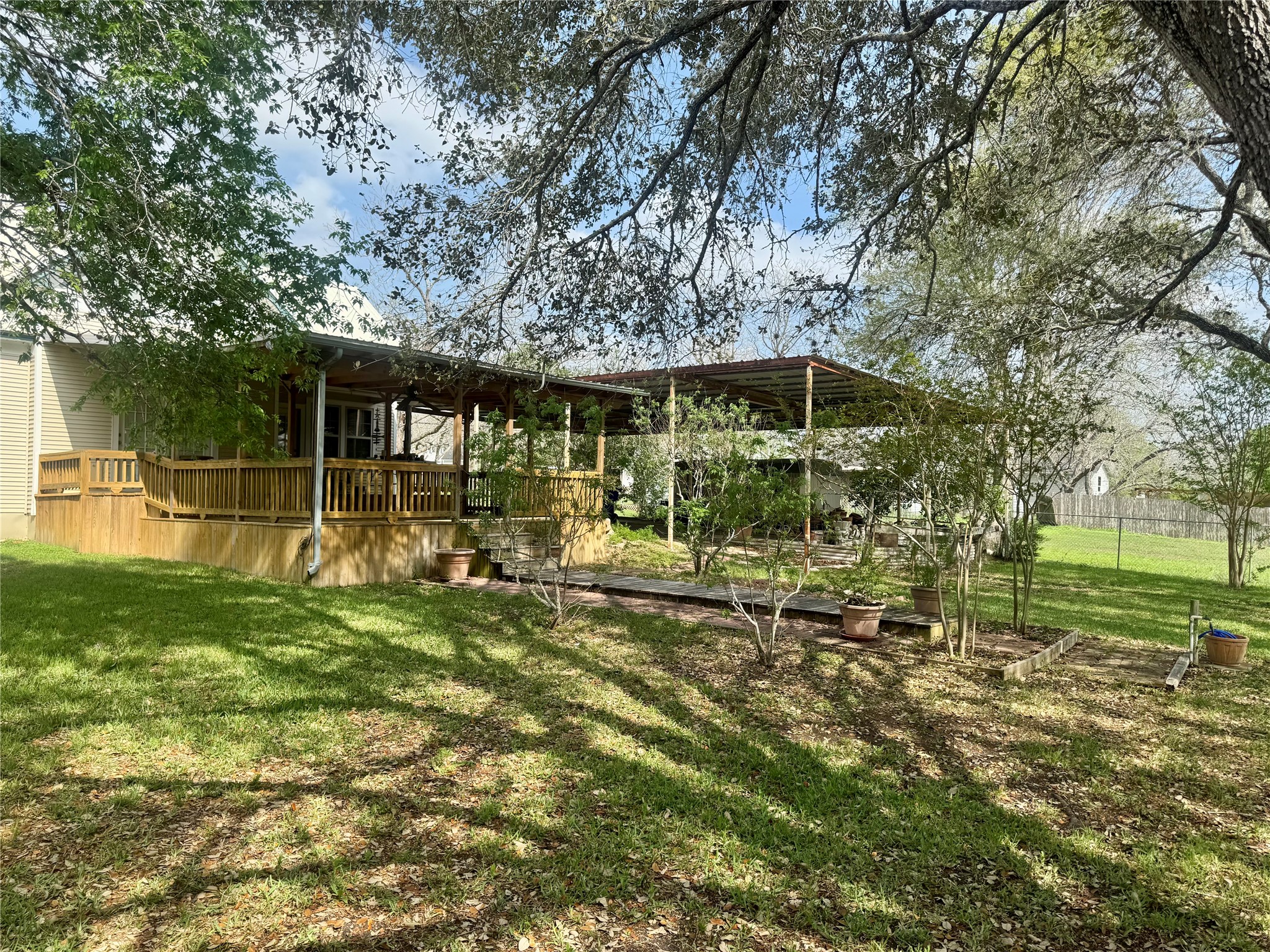 706 West Street, Yoakum, TX, 77995 | 38377912 | Realty Texas LLC