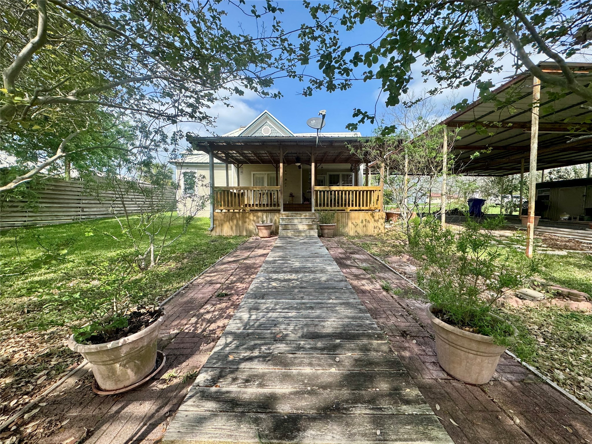 706 West Street, Yoakum, TX, 77995 | 38377912 | Realty Texas LLC