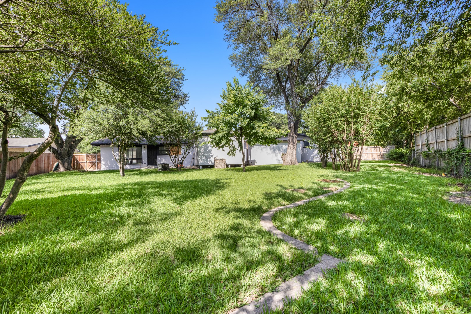 1122 Edwards Court S , Irving, TX, 75062 | 20963656 | Realty Texas LLC