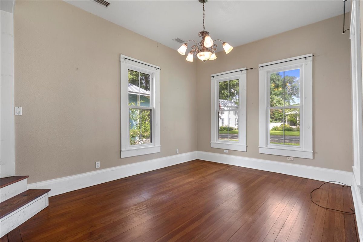 710 Gresham ST, Smithville, TX, 78957 | 8863109 | Realty Texas LLC