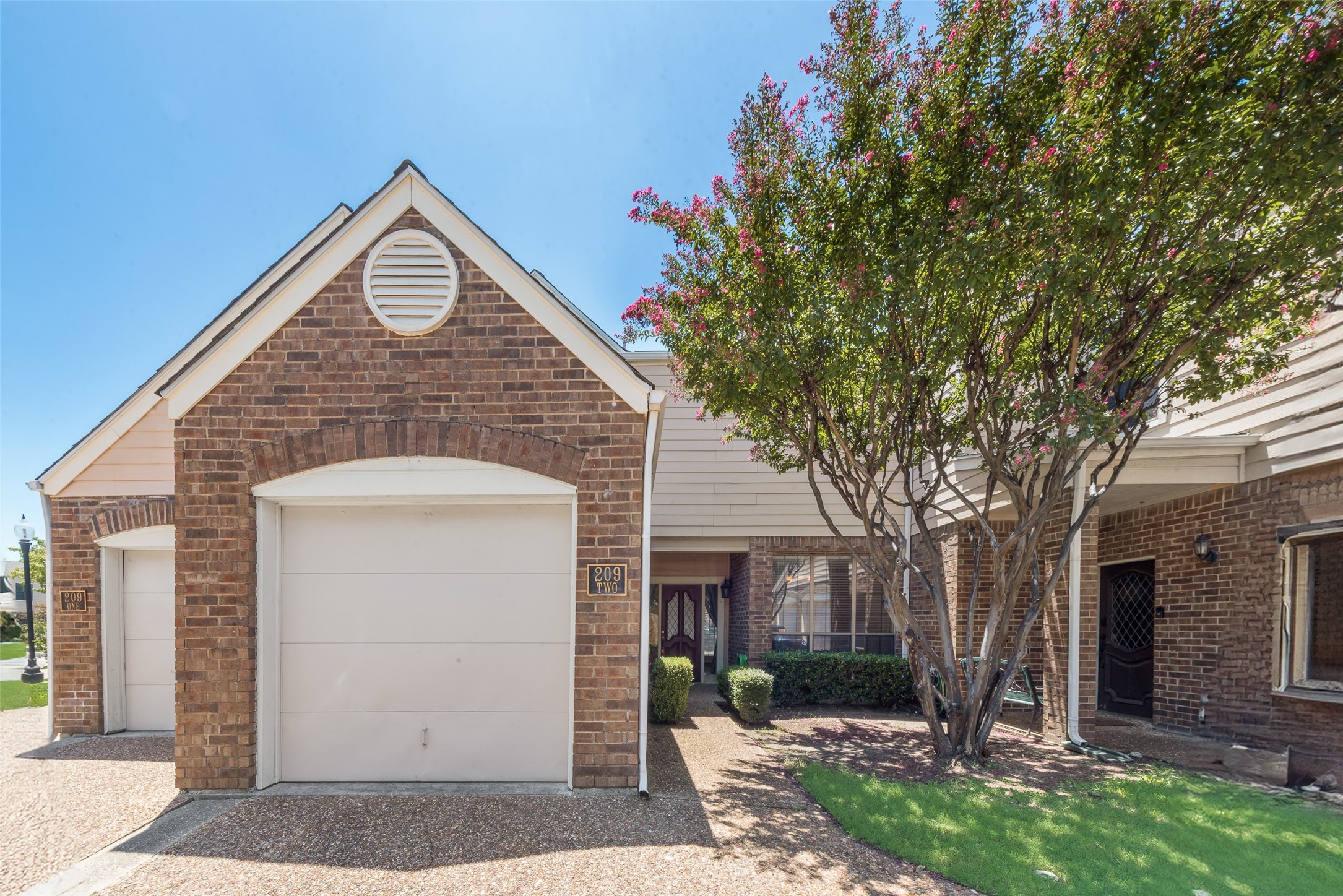 209 Cimarron Trail 2, Irving, TX, 75063 | 20986923 | Realty Texas LLC
