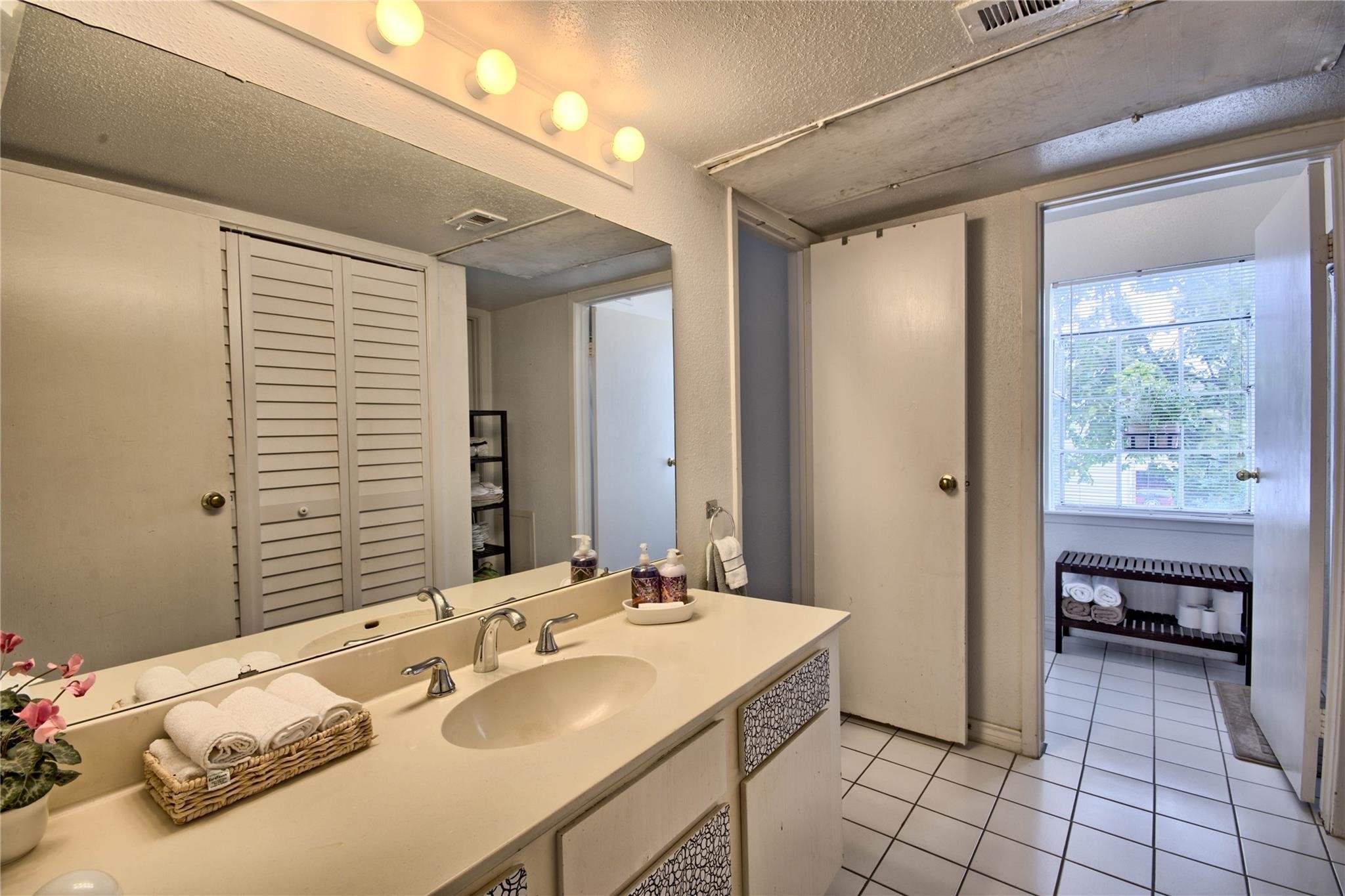 9809 Richmond Avenue C16, Houston, TX, 77042 | 95898816 | Realty Texas LLC