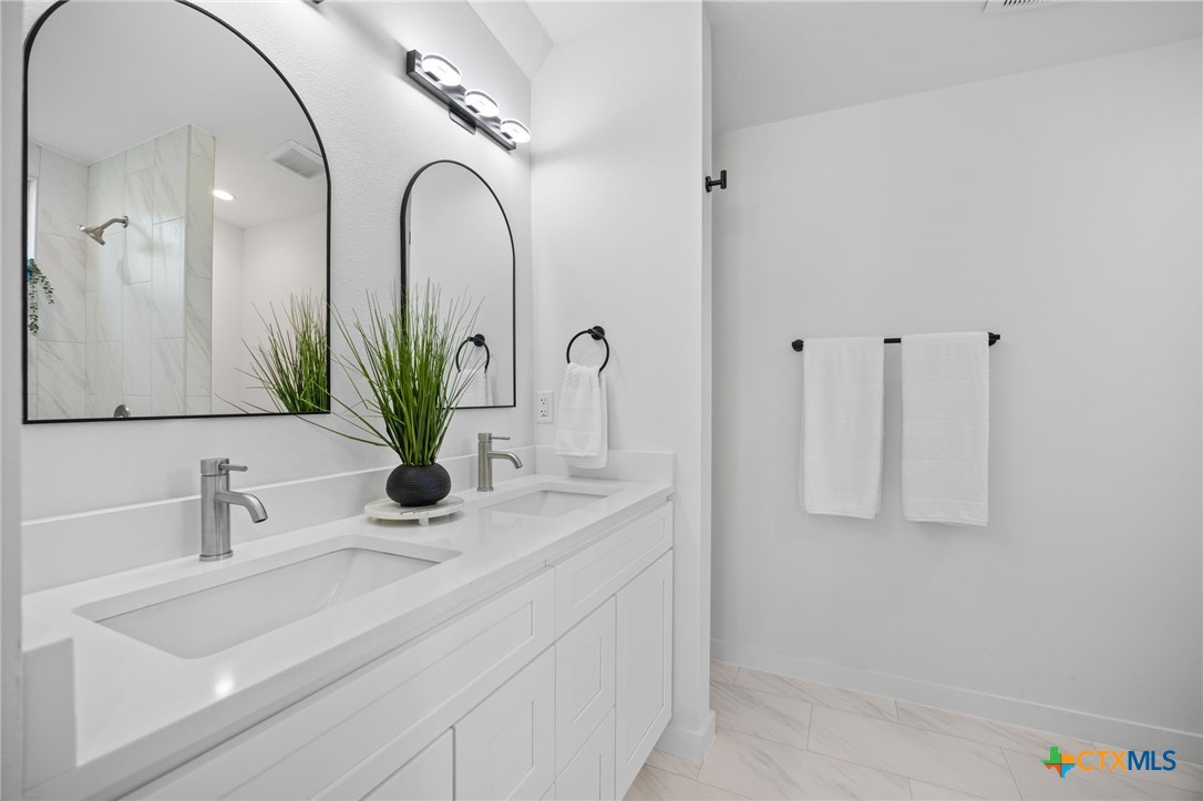 404 E Pecan Street, Taylor, TX, 76574 | 593938 | Realty Texas LLC