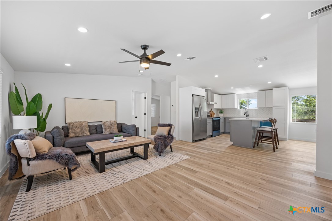 404 E Pecan Street, Taylor, TX, 76574 | 593938 | Realty Texas LLC