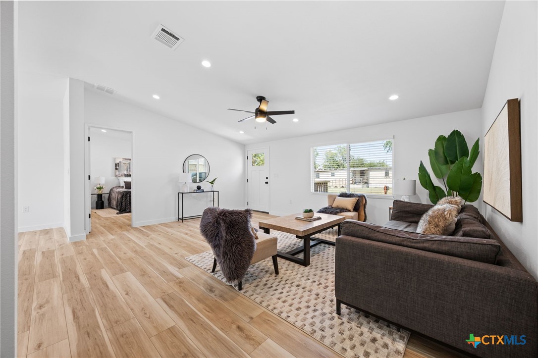 404 E Pecan Street, Taylor, TX, 76574 | 593938 | Realty Texas LLC