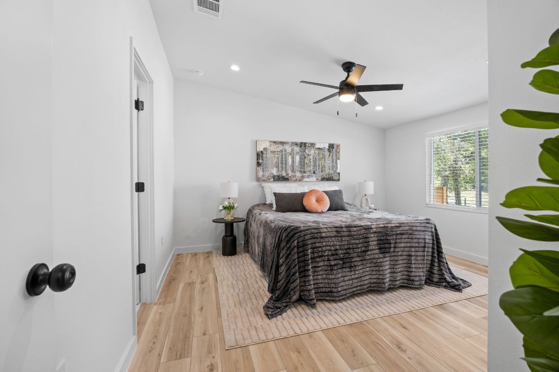 404 E Pecan Street, Taylor, TX, 76574 | 8937004 | Realty Texas LLC