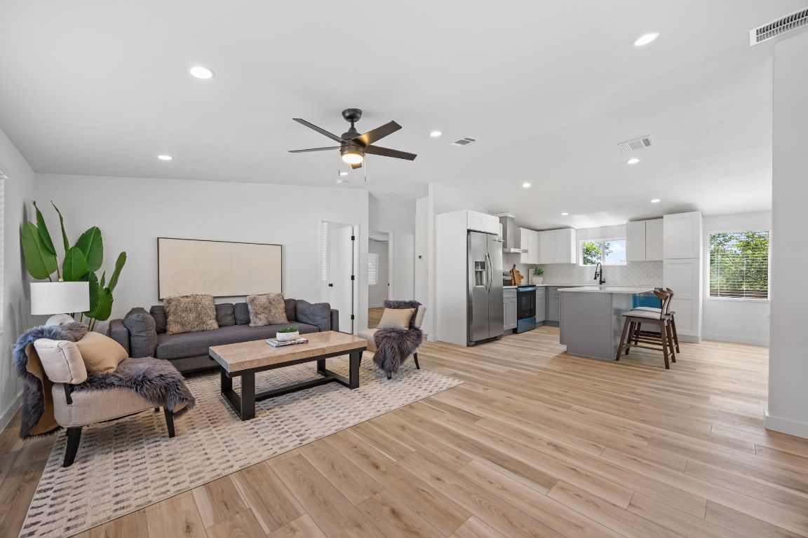 404 E Pecan Street, Taylor, TX, 76574 | 8937004 | Realty Texas LLC