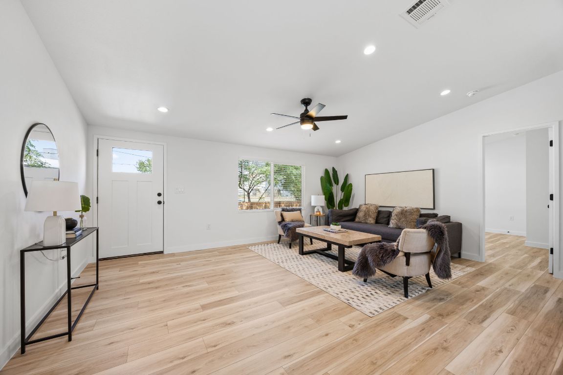 404 E Pecan Street, Taylor, TX, 76574 | 8937004 | Realty Texas LLC