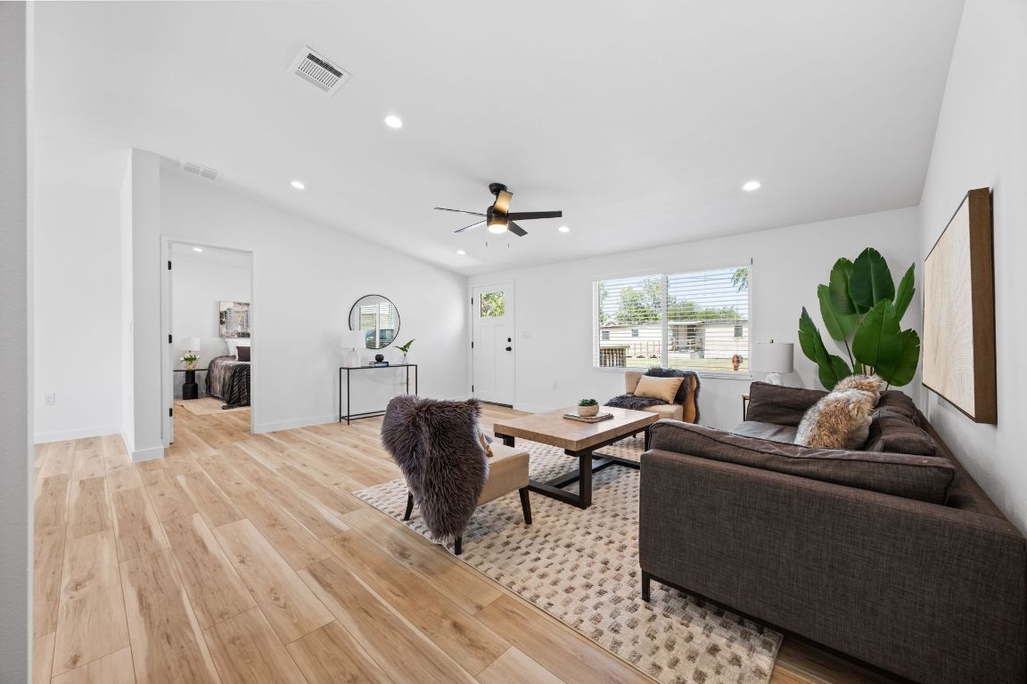 404 E Pecan Street, Taylor, TX, 76574 | 8937004 | Realty Texas LLC