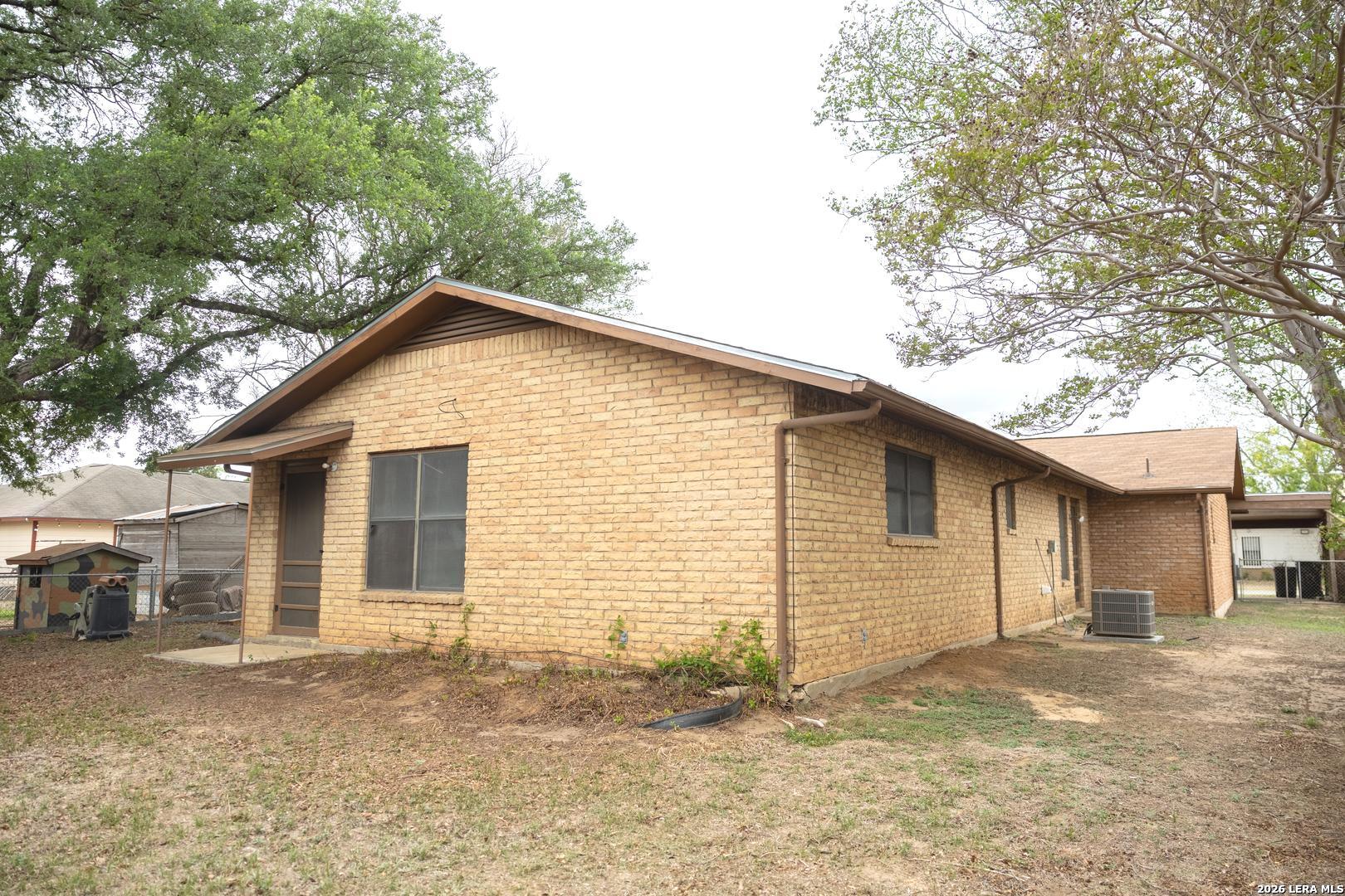 105 S Sayers, Devine, TX, 78016 | 1955769 | Realty Texas LLC