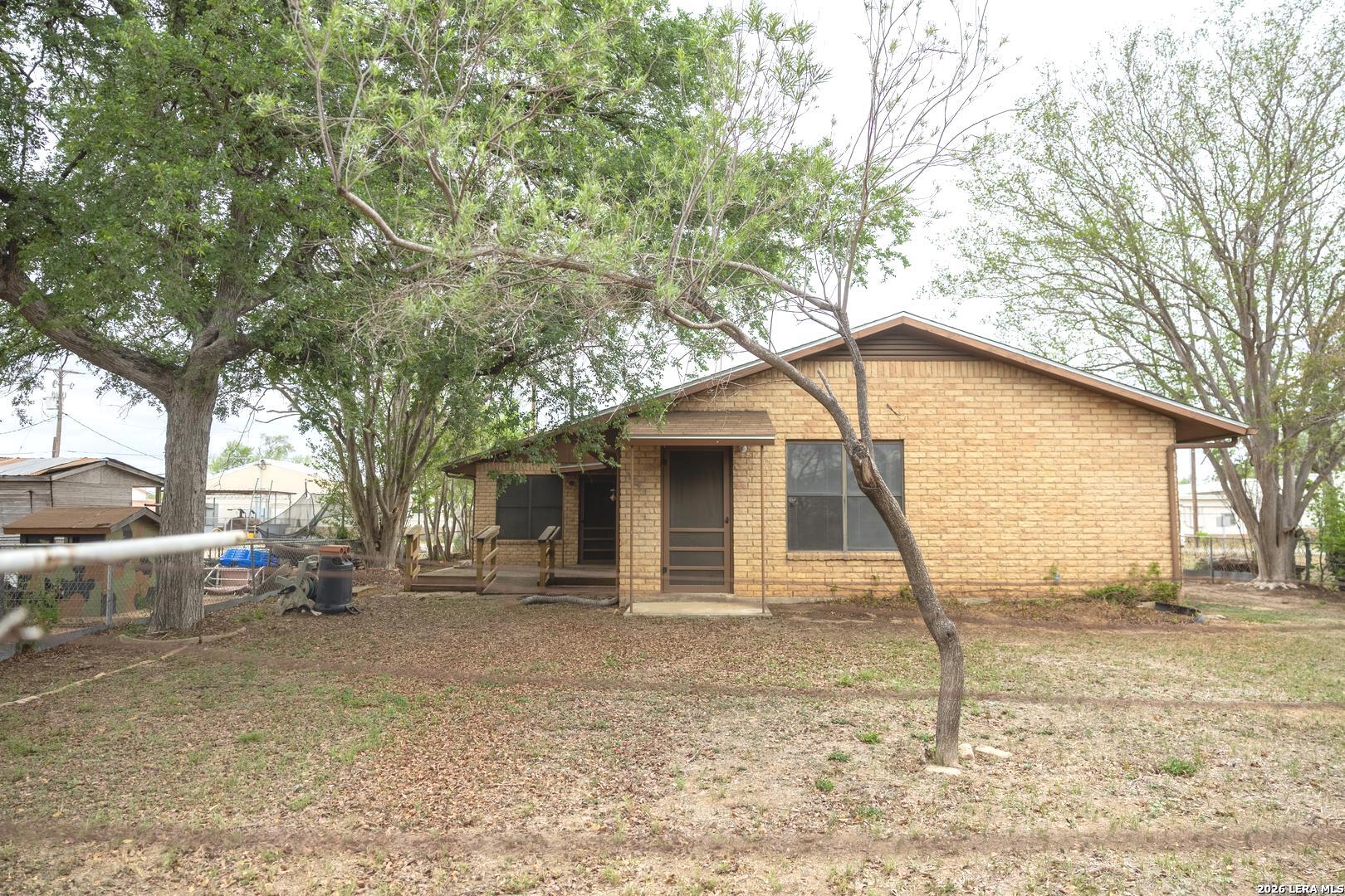 105 S Sayers, Devine, TX, 78016 | 1955769 | Realty Texas LLC