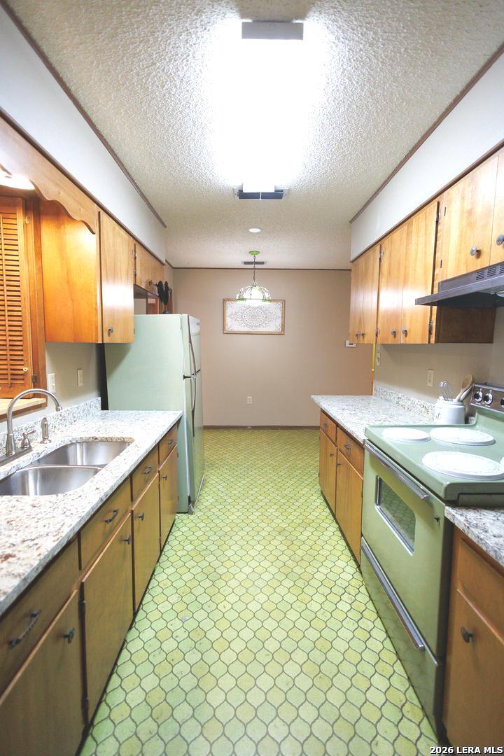 105 S Sayers, Devine, TX, 78016 | 1955769 | Realty Texas LLC
