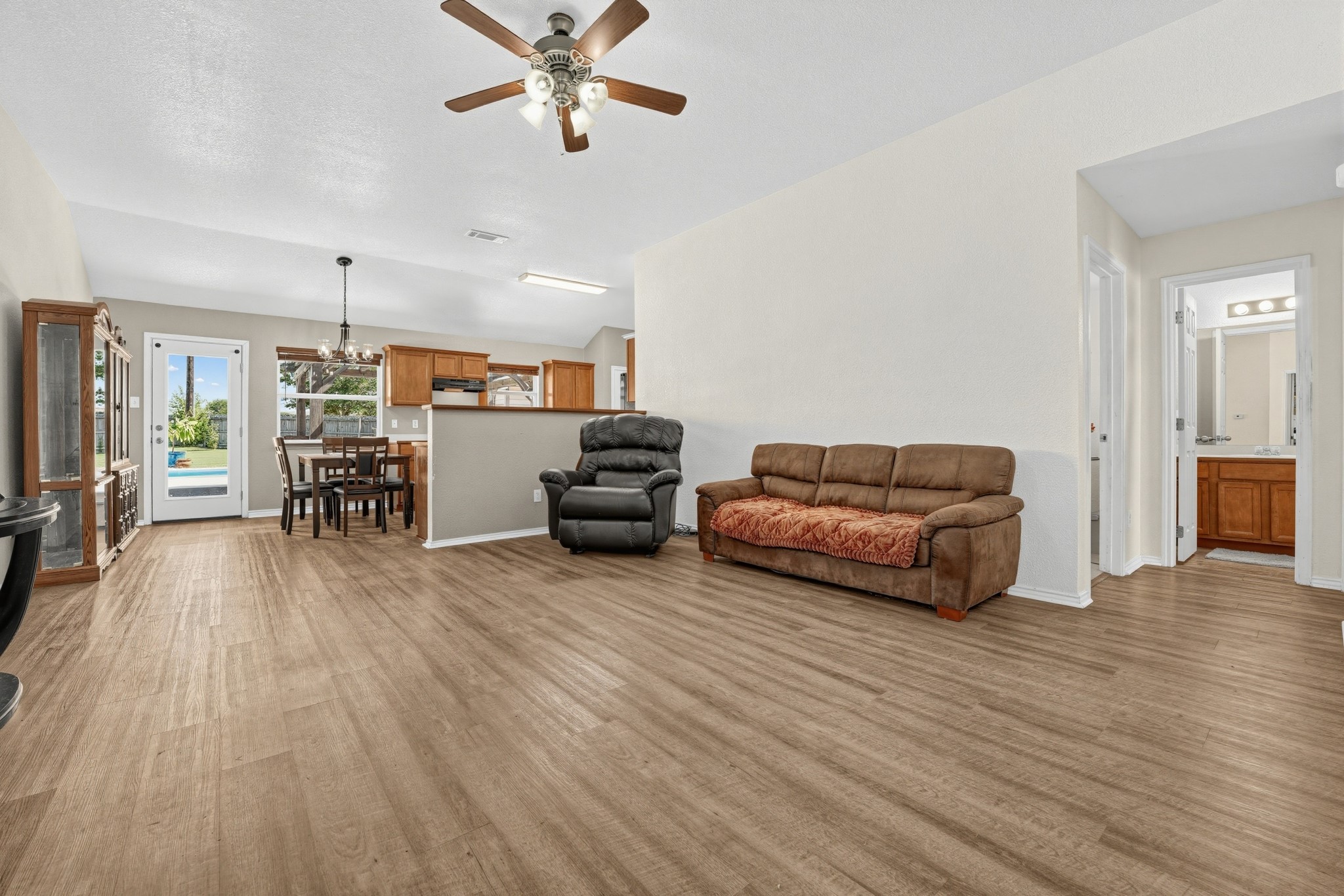 823 Ruby CT, Jarrell, TX, 76537 | 5194508 | Realty Texas LLC