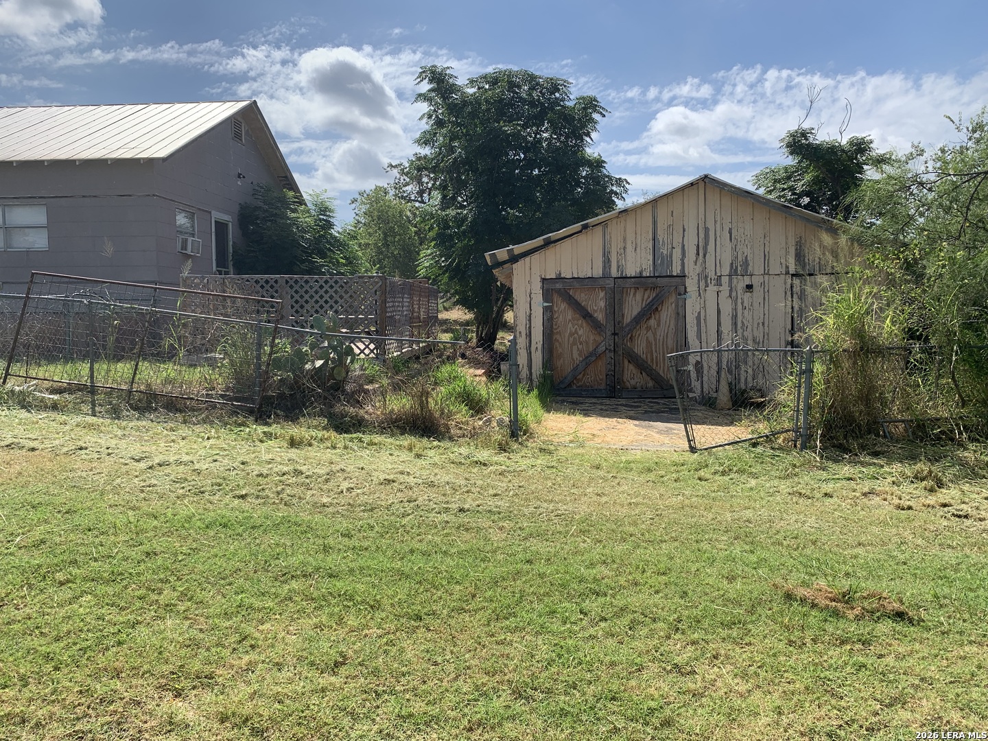 502 Bowman Ave, Devine, TX, 78016 | 1995385 | Realty Texas LLC