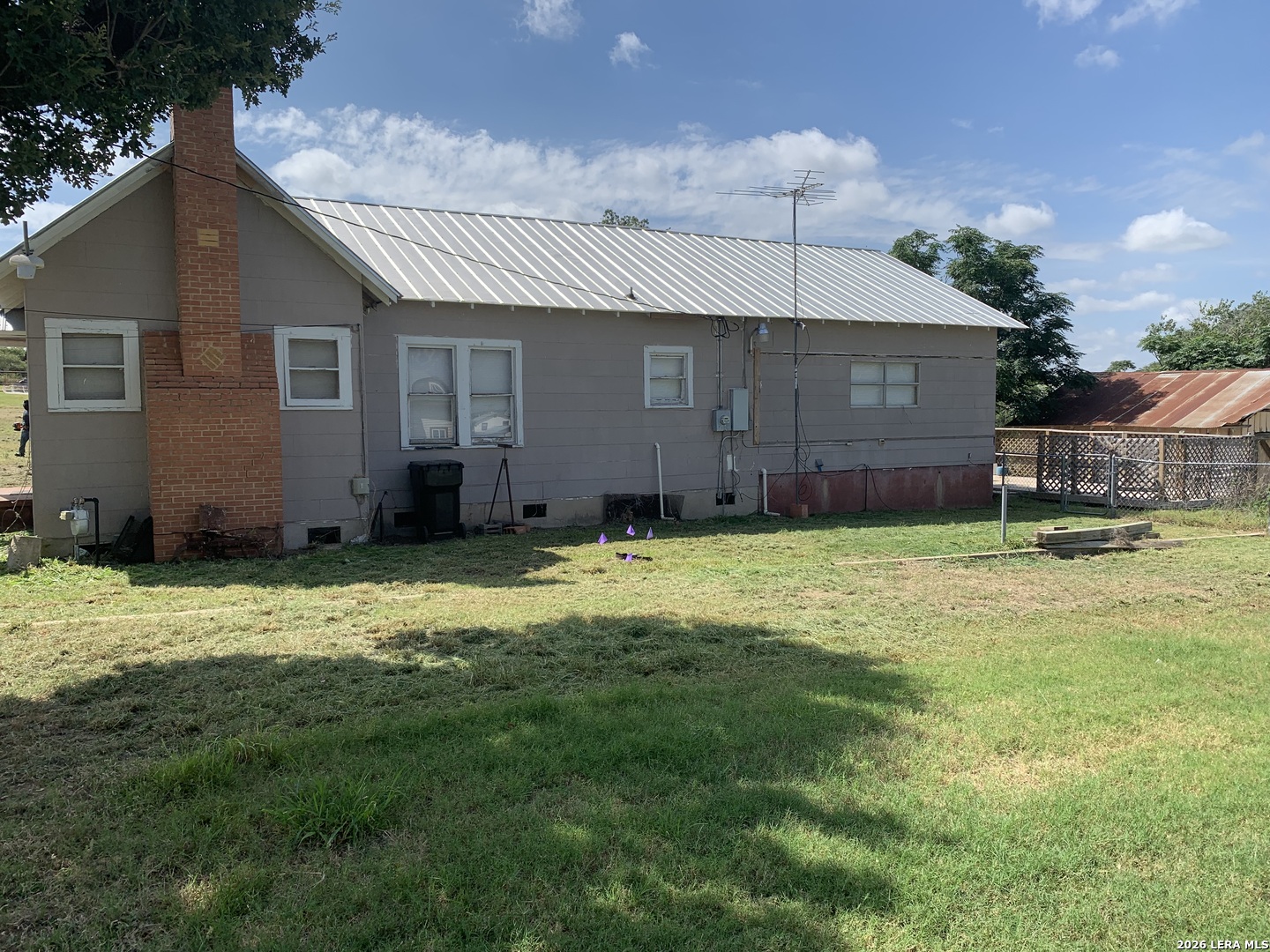 502 Bowman Ave, Devine, TX, 78016 | 1995385 | Realty Texas LLC