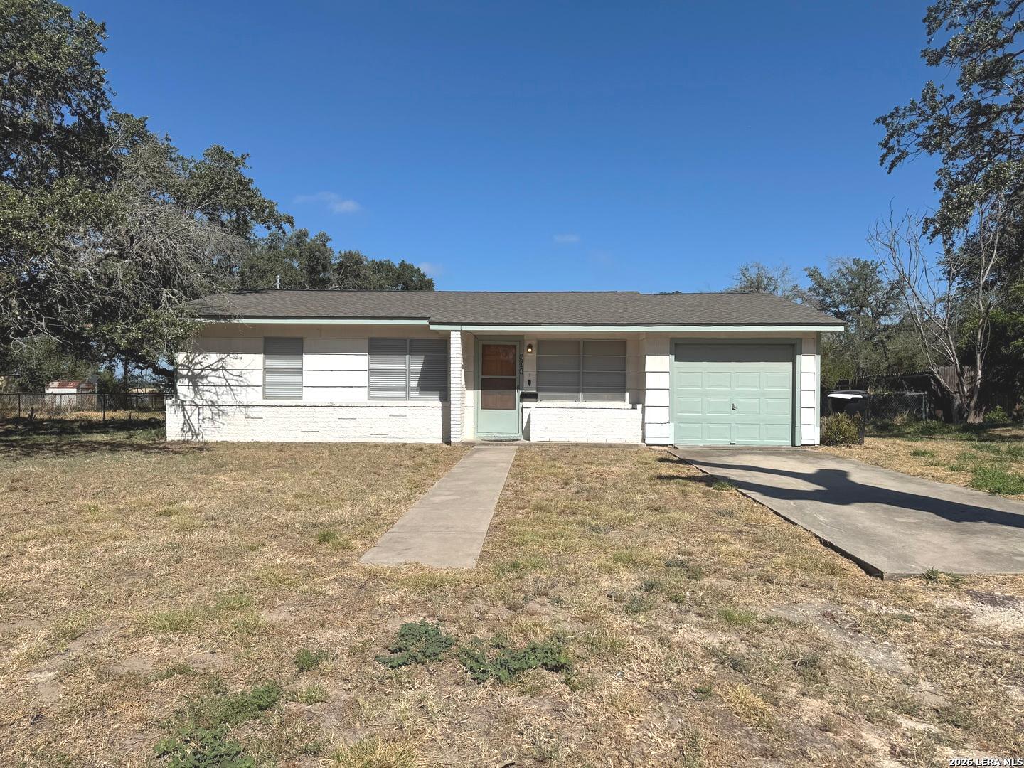 604 Mockingbird, Devine, TX, 78016 | 2009326 | Realty Texas LLC