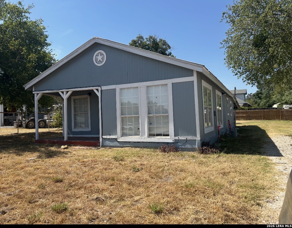 504 E Hondo, Devine, TX, 78016 | 2011650 | Realty Texas LLC