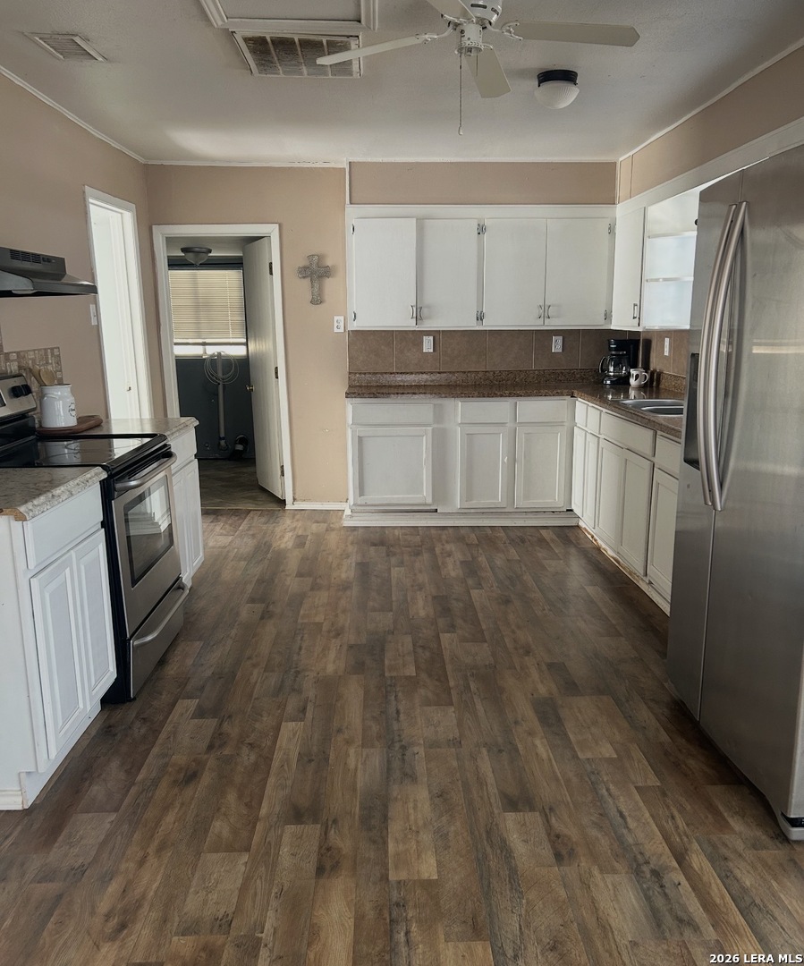 504 E Hondo, Devine, TX, 78016 | 2011650 | Realty Texas LLC