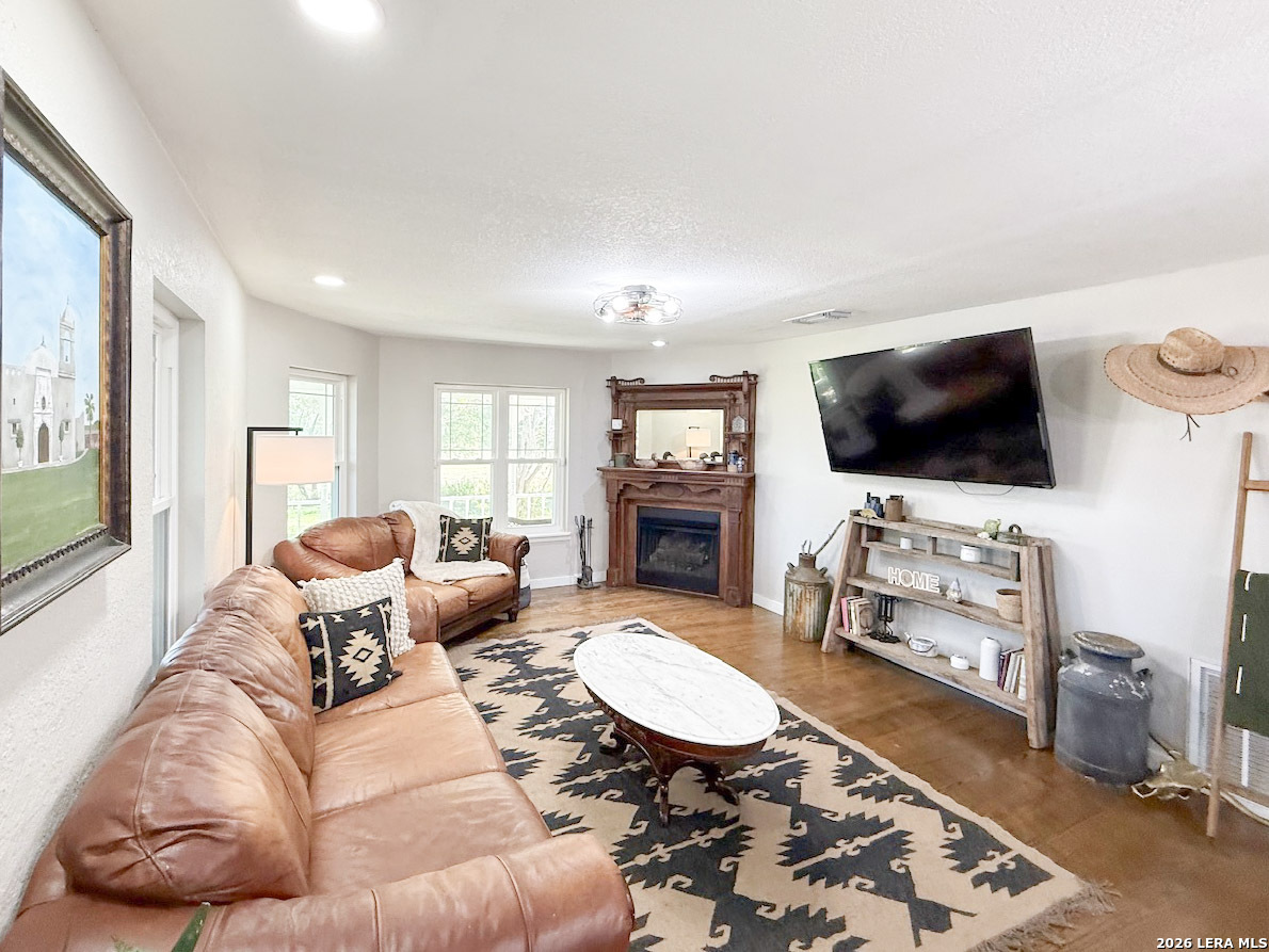 901 ZIG ZAG AVE, Devine, TX, 78016 | 2013905 | Realty Texas LLC