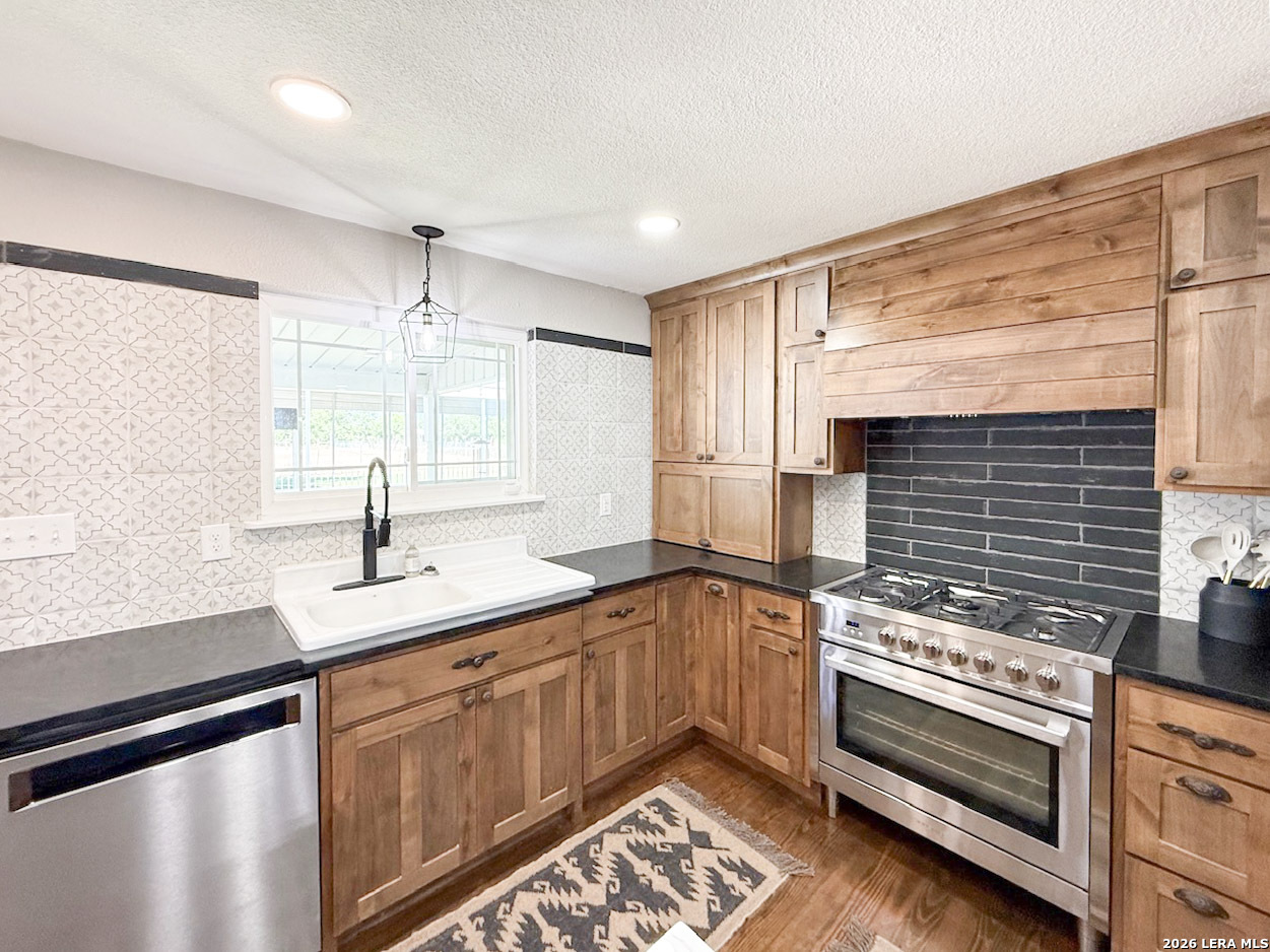 901 ZIG ZAG AVE, Devine, TX, 78016 | 2013905 | Realty Texas LLC