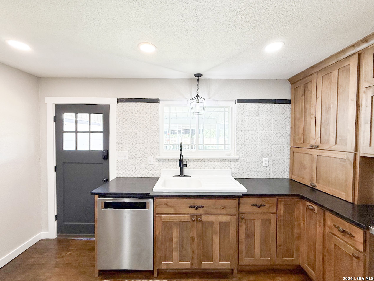 901 ZIG ZAG AVE, Devine, TX, 78016 | 2013905 | Realty Texas LLC