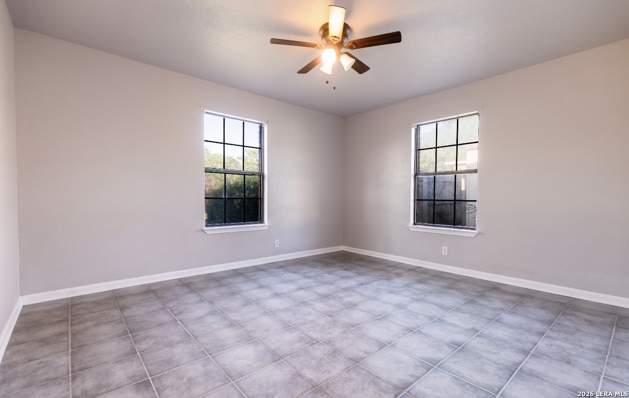 302 BAIN DR, Devine, TX, 78016 | 2016105 | Realty Texas LLC