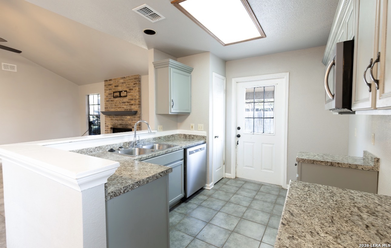 302 BAIN DR, Devine, TX, 78016 | 2016105 | Realty Texas LLC