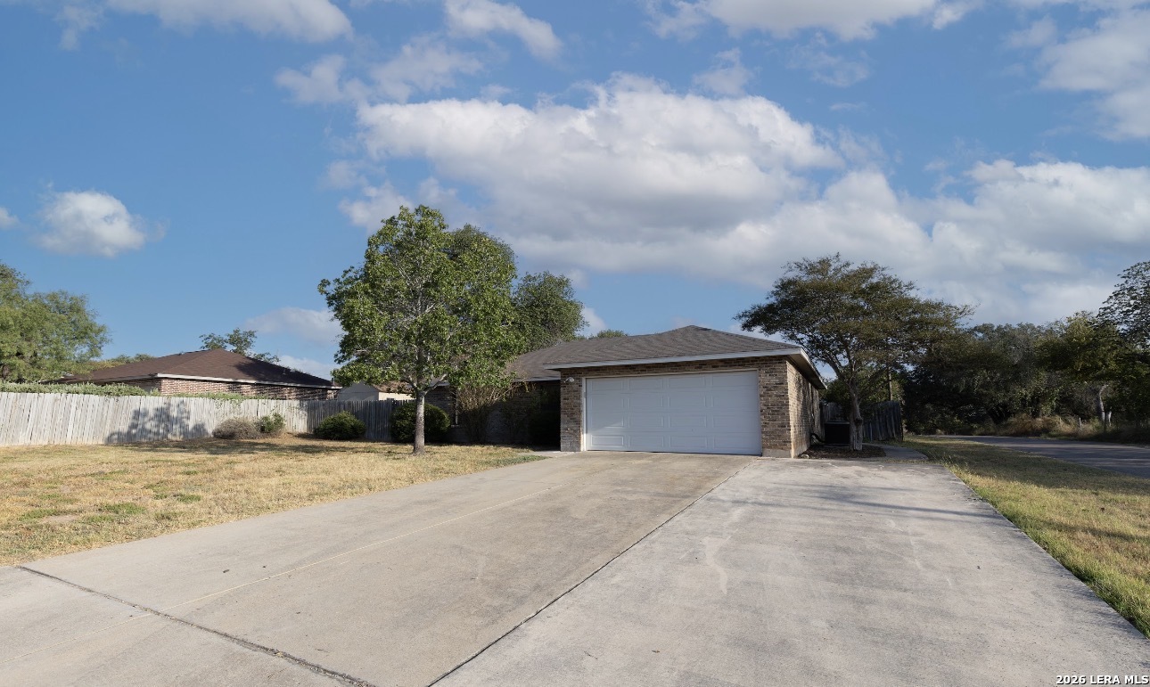 302 BAIN DR, Devine, TX, 78016 | 2016105 | Realty Texas LLC