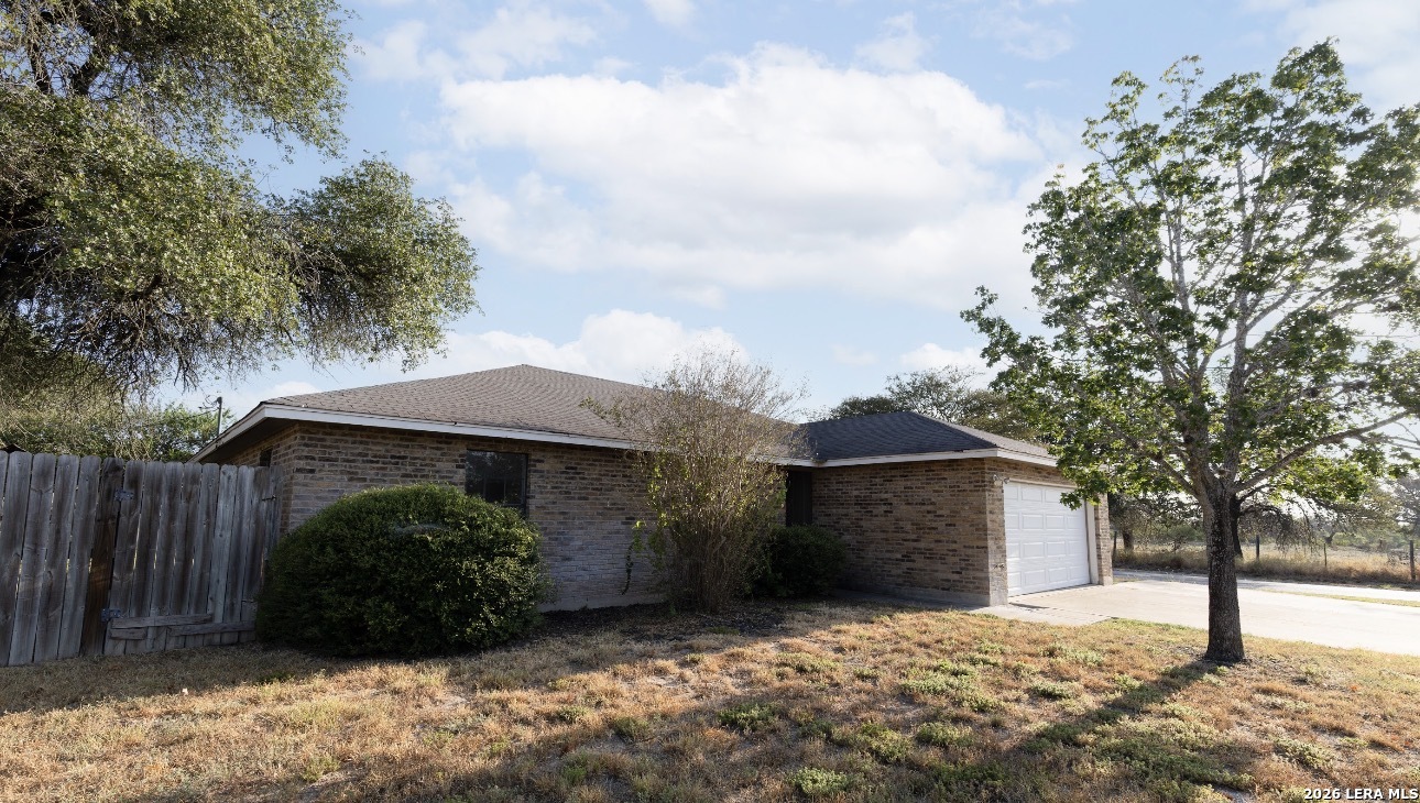 302 BAIN DR, Devine, TX, 78016 | 2016105 | Realty Texas LLC