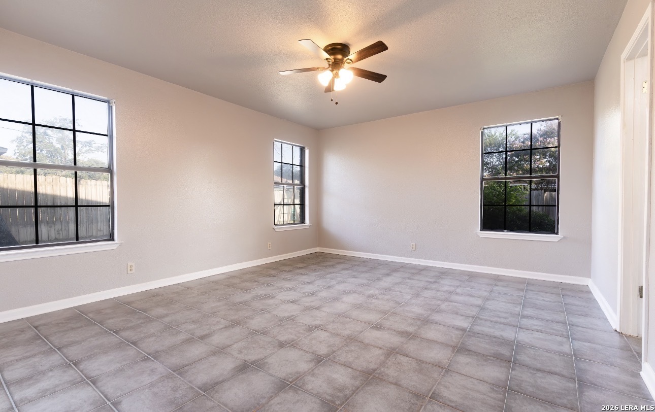 302 BAIN DR, Devine, TX, 78016 | 2016105 | Realty Texas LLC
