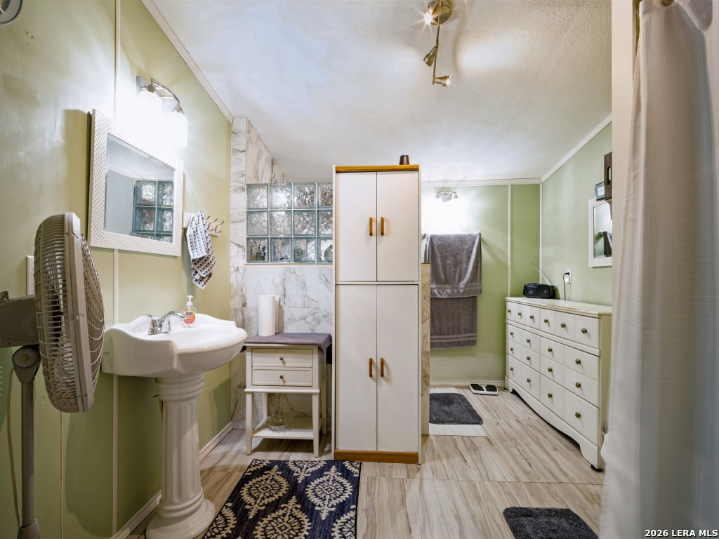 264 County Road 7710, Devine, TX, 78016 | 2021927 | Realty Texas LLC