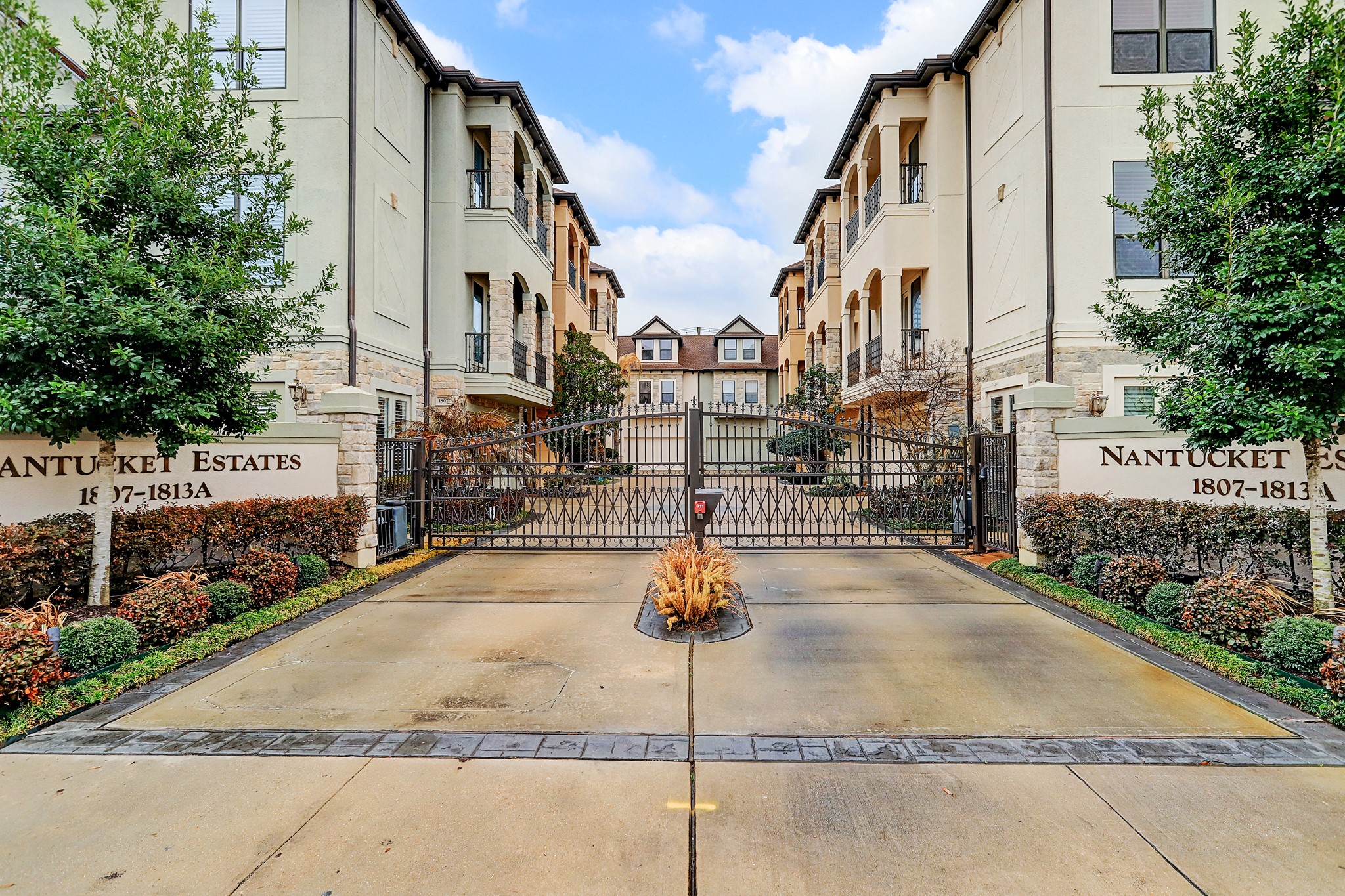1813 Nantucket Drive , Houston, TX, 77057 | 2832195 | Realty Texas LLC