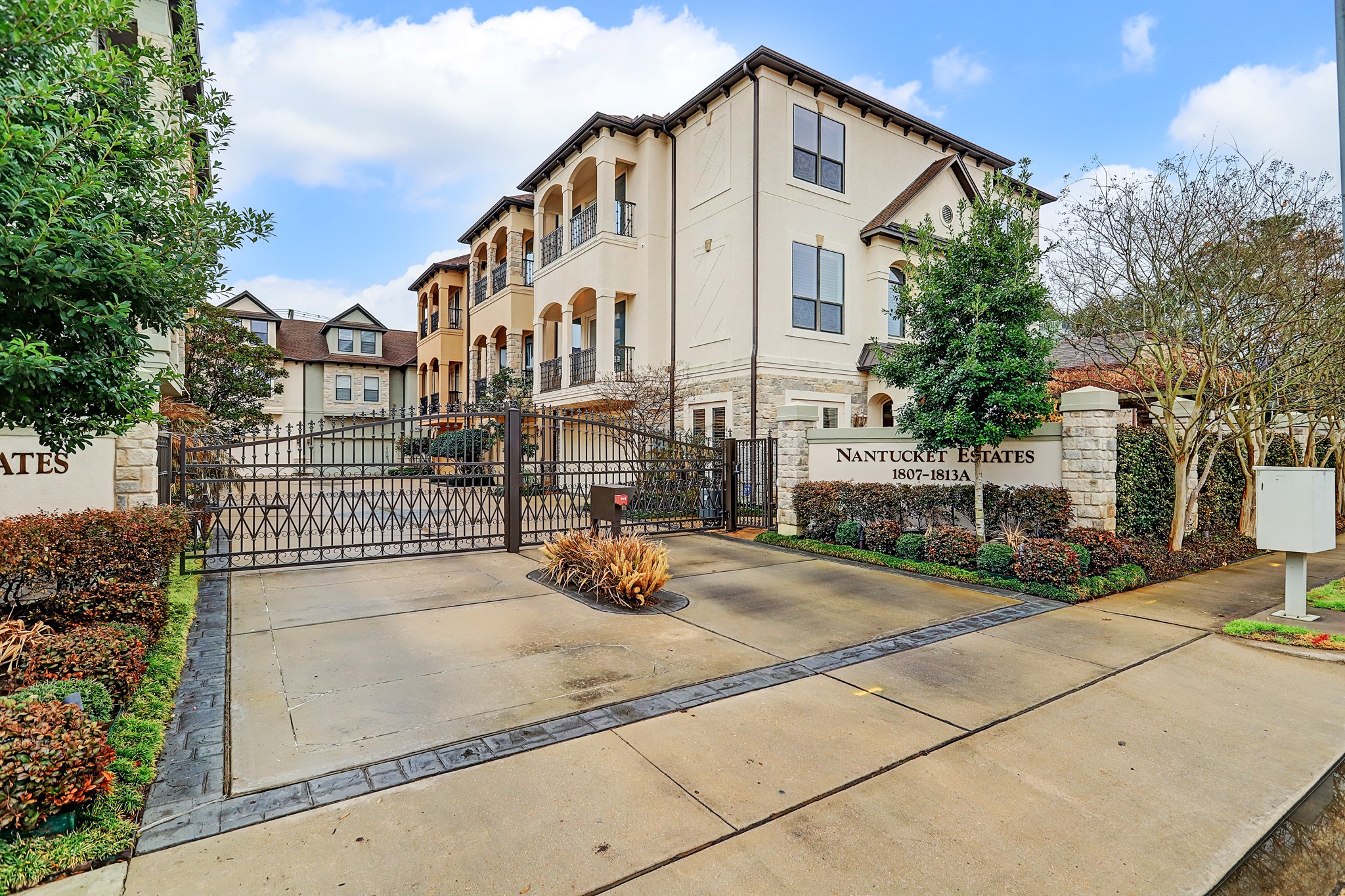 1813 Nantucket Drive , Houston, TX, 77057 | 2832195 | Realty Texas LLC